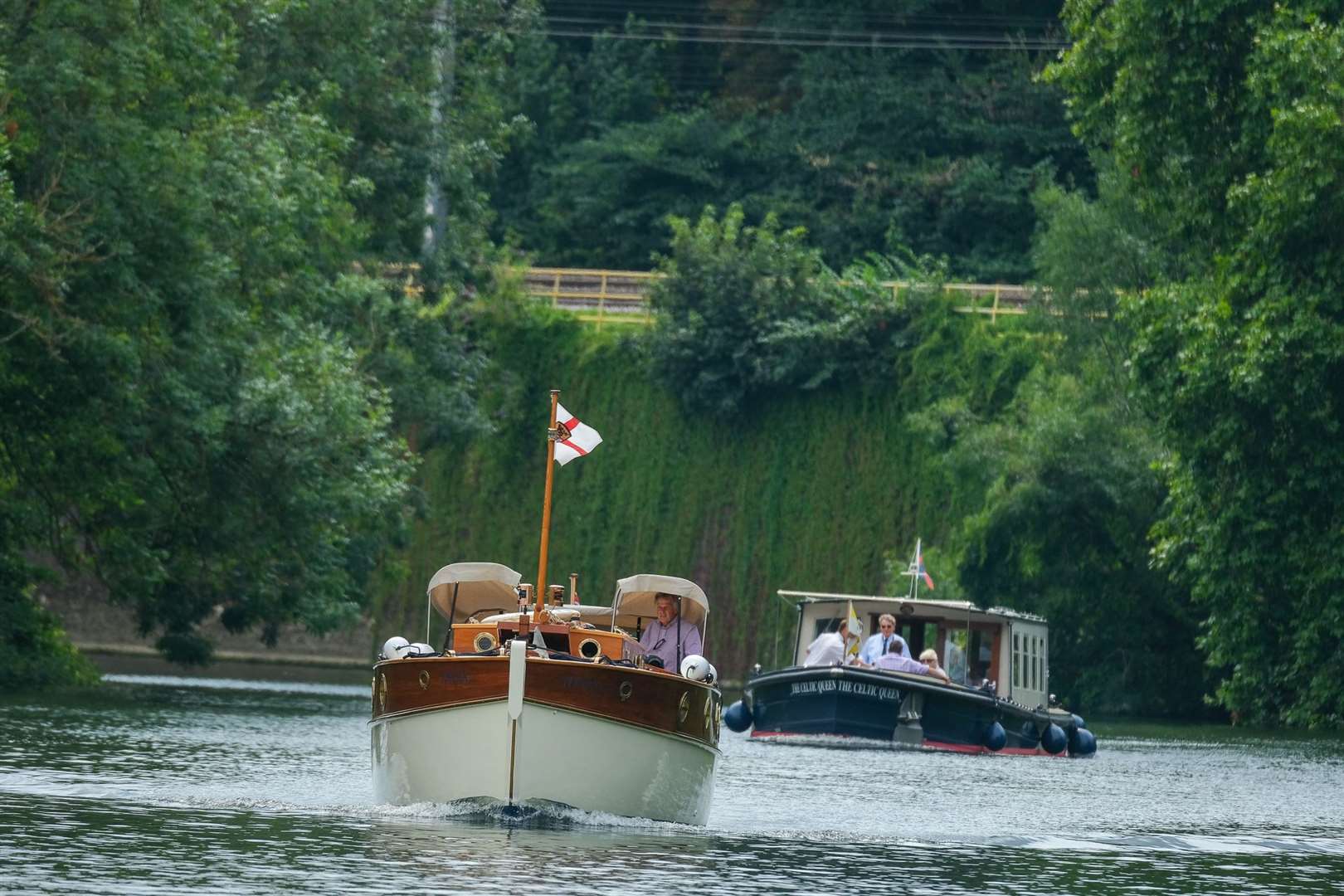 Swan Uppers arrive in Purley
