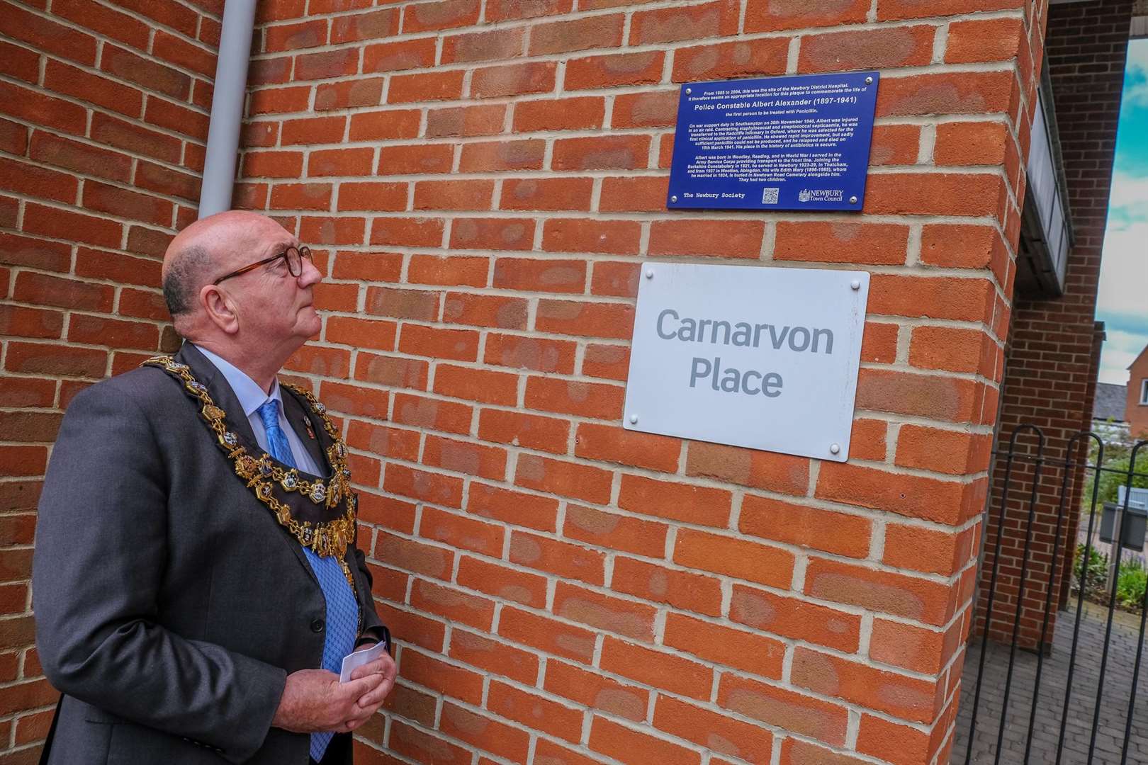 Albert Alexander blue plaque - Billy Drummond mayor of Newbury - Ref: 21-. Picture by Phil Cannings