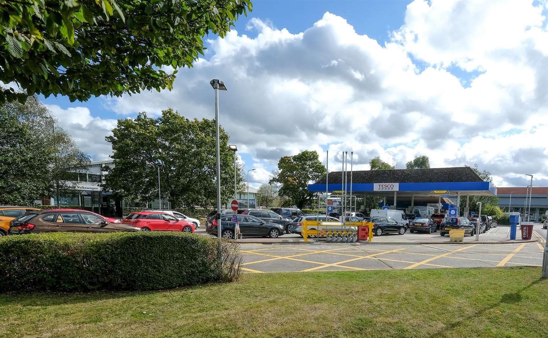 Queues at Tesco petrol station at Newbury Retail Park.