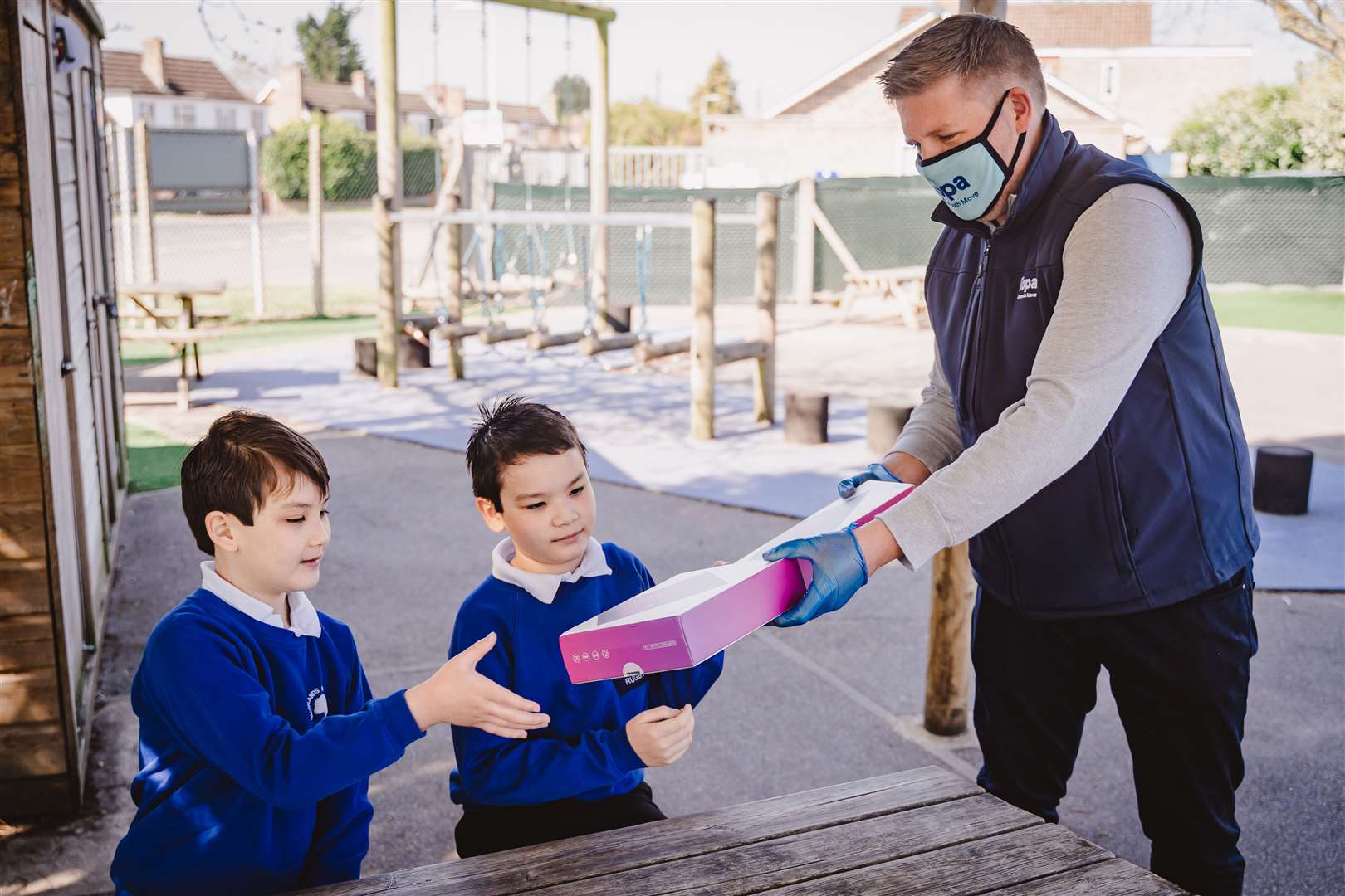 Yopa estate agent Neil Ballard presents tablets to pupils at Whitelands Park Primary School in Thatcham (46429871)