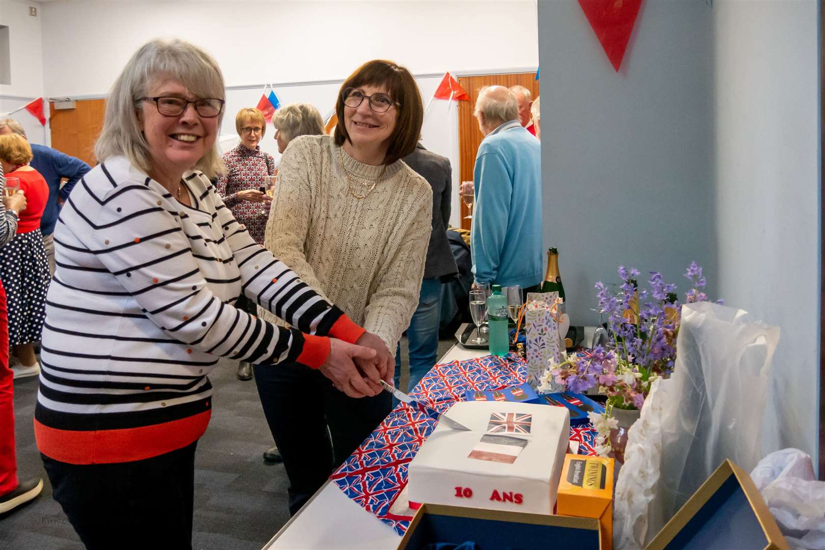 Mayor of Cormicy Chantal Lantenois and Kingsclere Twinning Association chair Sue Watson cutting the celebratory cake