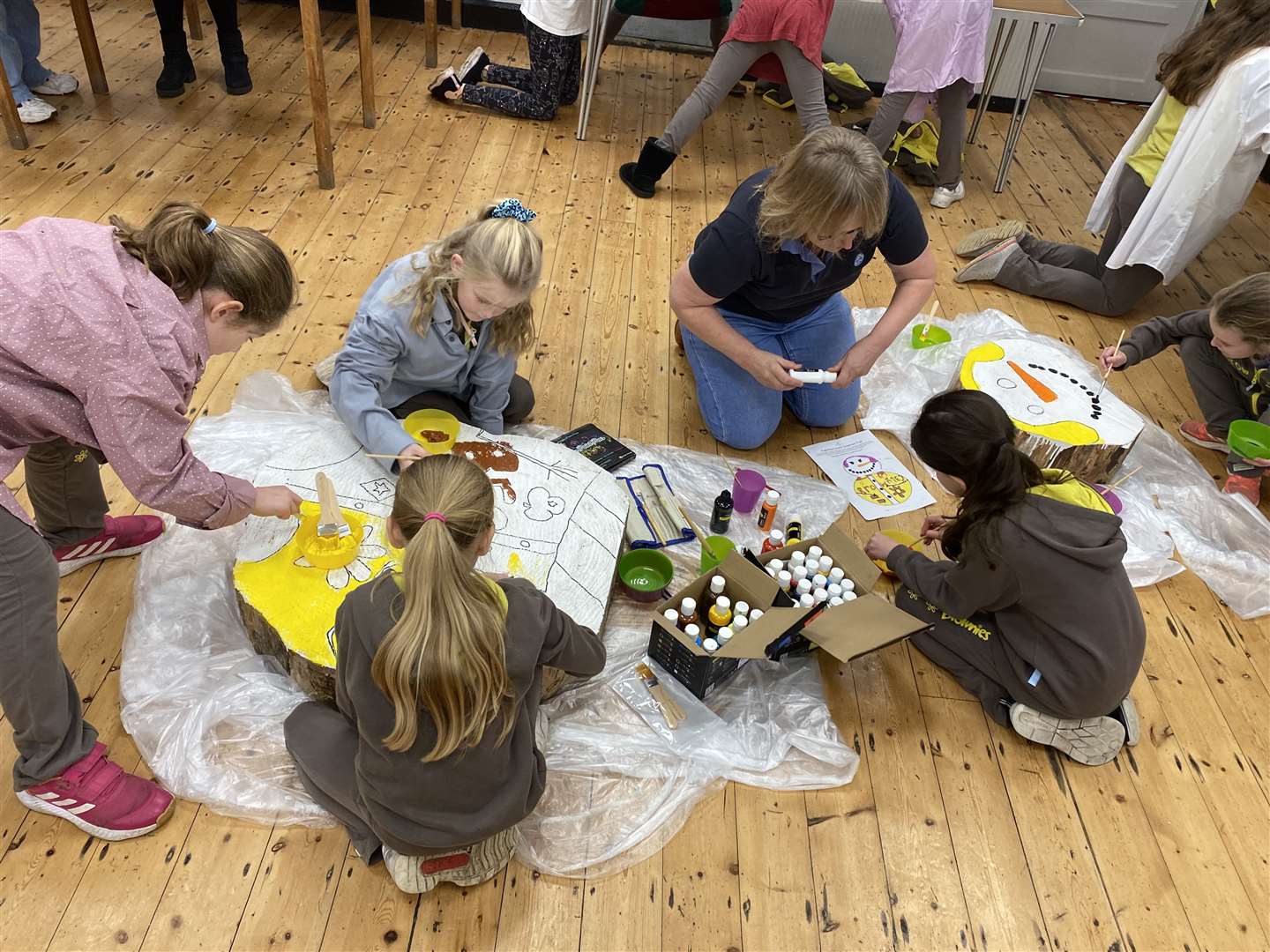 2nd Silchester Brownies decorate their Englefield snowman