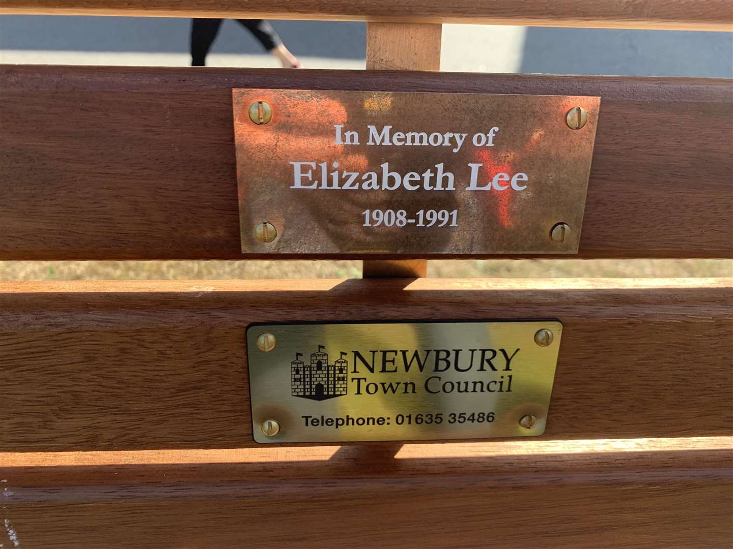 Dedication plaque on the replacement bench sorted by Martha Vickers for an elderly resident in memory oif her mother (51636785)