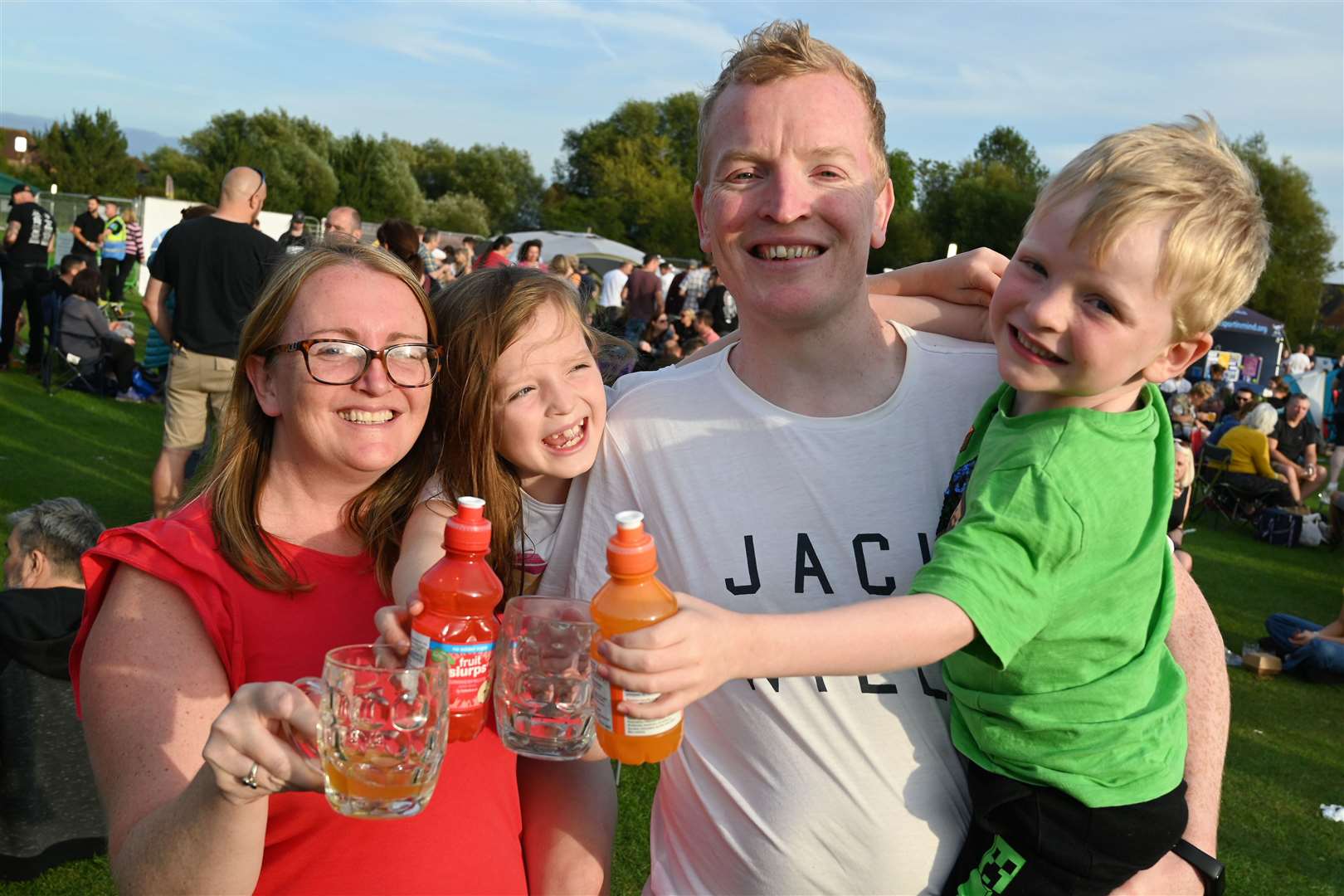 Fiona & Jon Barrett (Hermitage) with their kids Scarlett (7) and William (5) at Newbury Real Ale Festival pic chris forsey 11/9/21..Ref: 37-1721. (51192840)