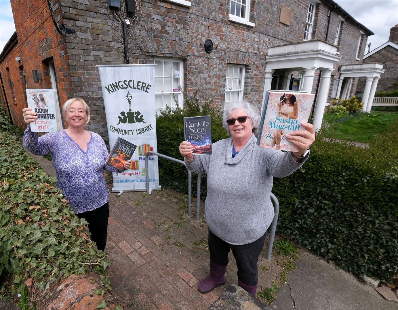 Kingsclere community library opens - Nicki Lee and Lucinda Thursfield - management committee Picture by Phil Cannings (46322068)