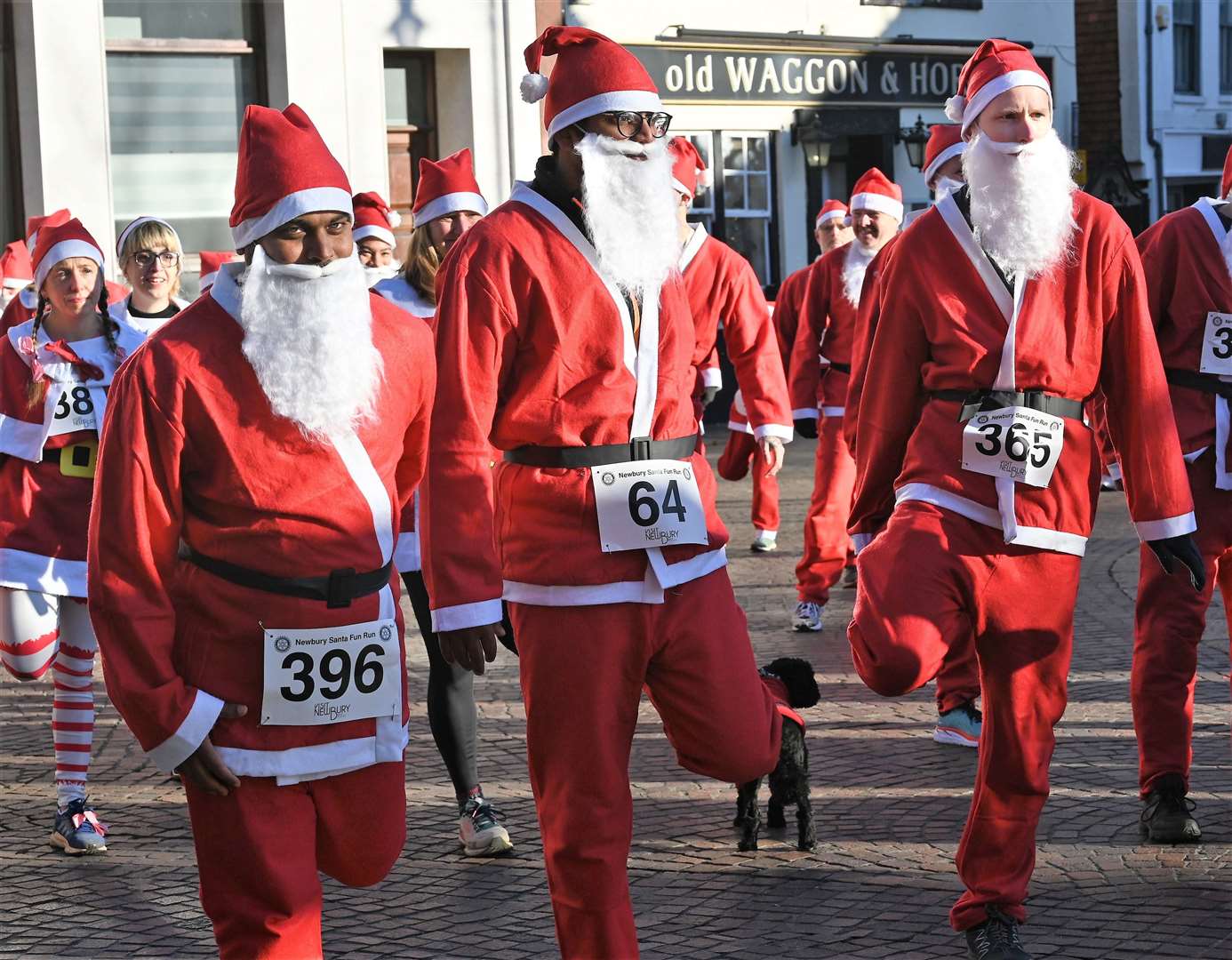 Newbury Santa Run pic chris forsey 28/11/21.Ref:48-1821. (53386133)