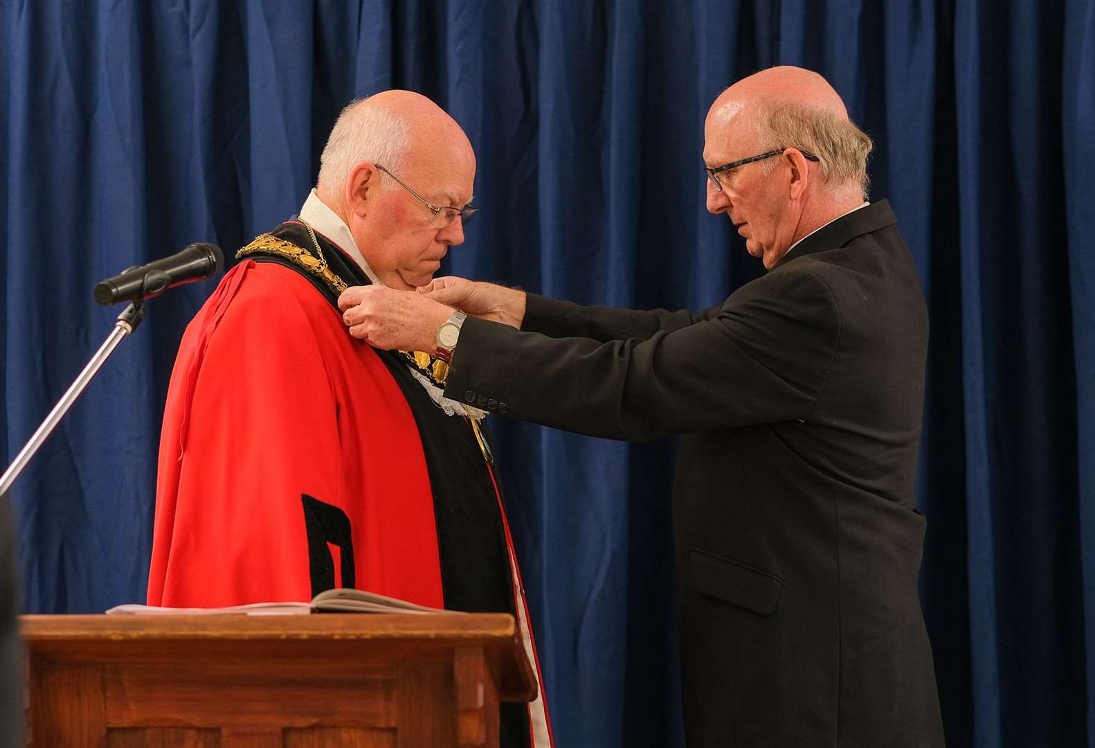 The civic chain being passed on from councillor John Boyd to lib dem colleague councillor Jeff Brooks