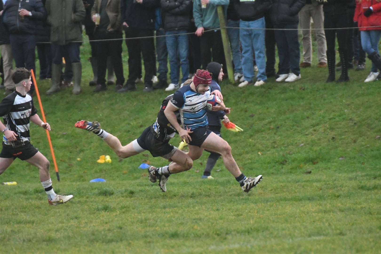 Jonny Lees breaks clear for his late try. Pic: Peter Branch