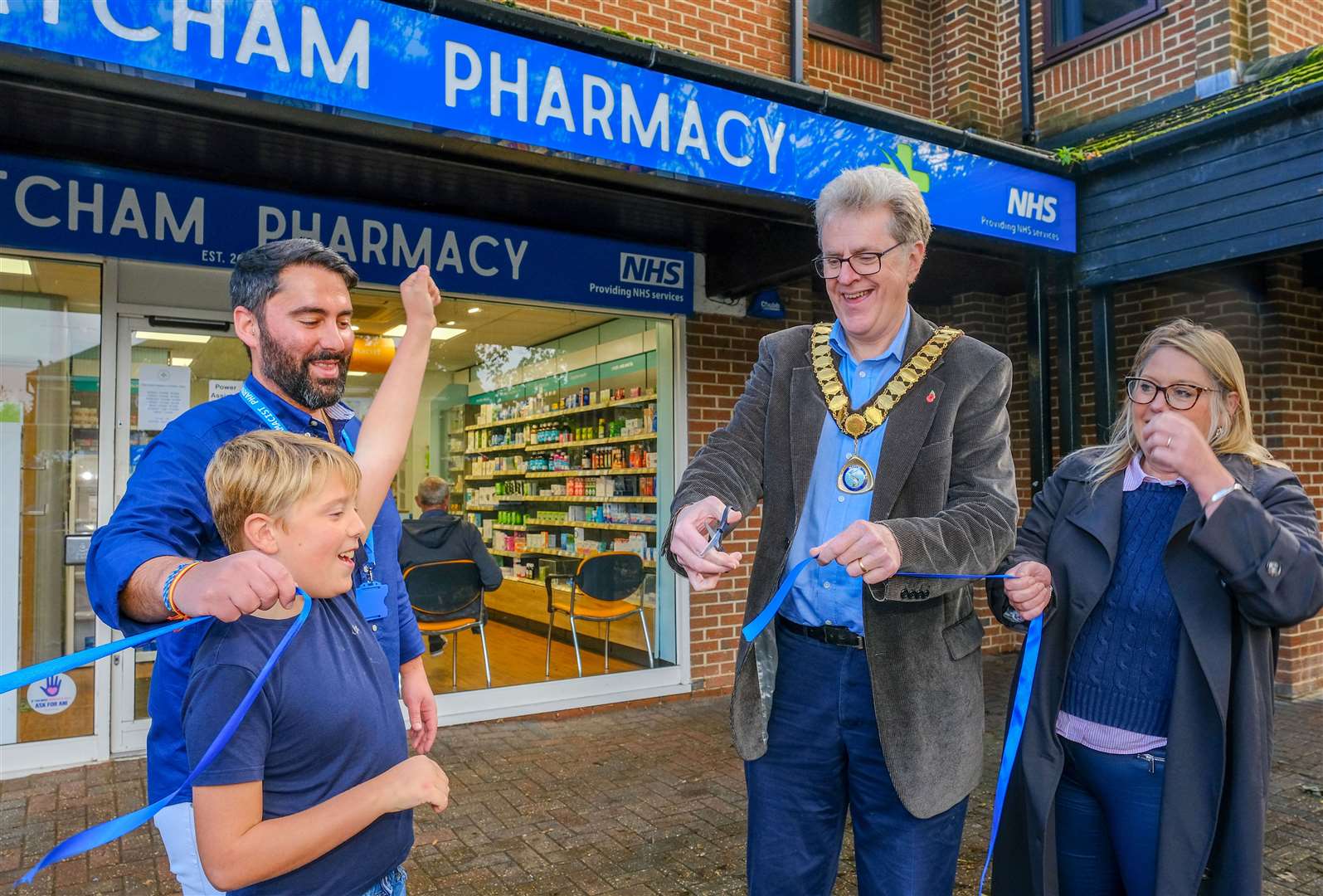 Lottie Gibbins,15, Jenny Lillycrop, William Gibbins 10, owner Guillermo Marin Saborido, Thatcham mayor Mark Lillycrop and Fiona Gibbins