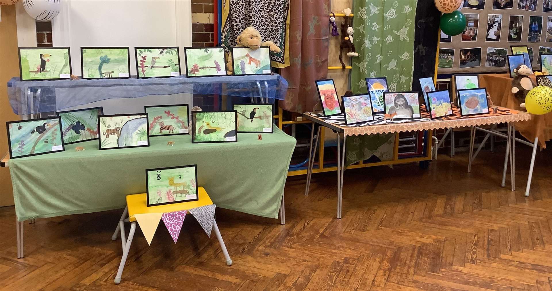 The school held an exhibition of children's animal art