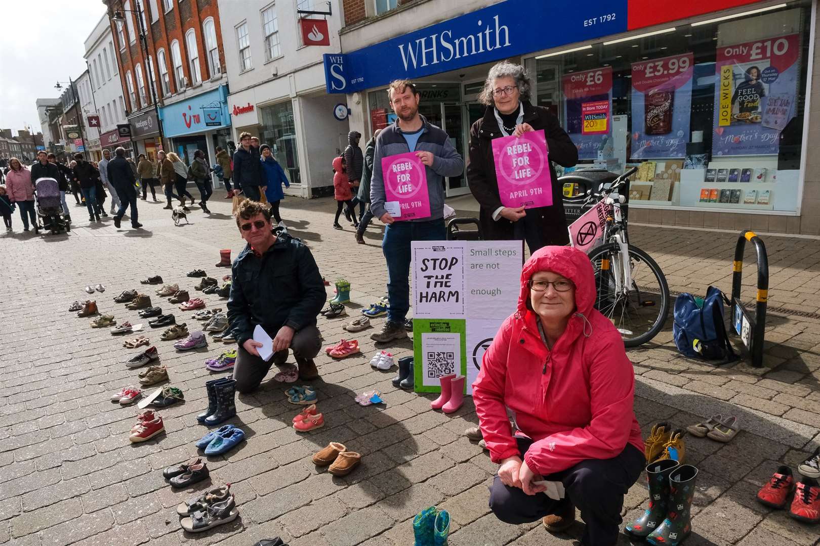 Newbury Extinction Rebellion in Northbrook Street Helen Wright, Nigel Clatworth ,Lisa Hall , Nick King (55635502)