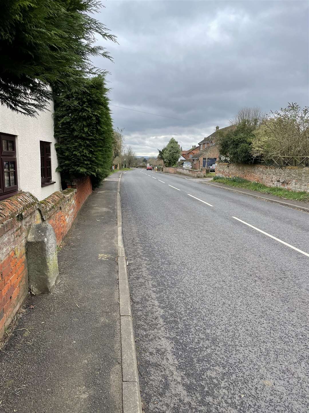 The narrow footpaths on Oxford Road