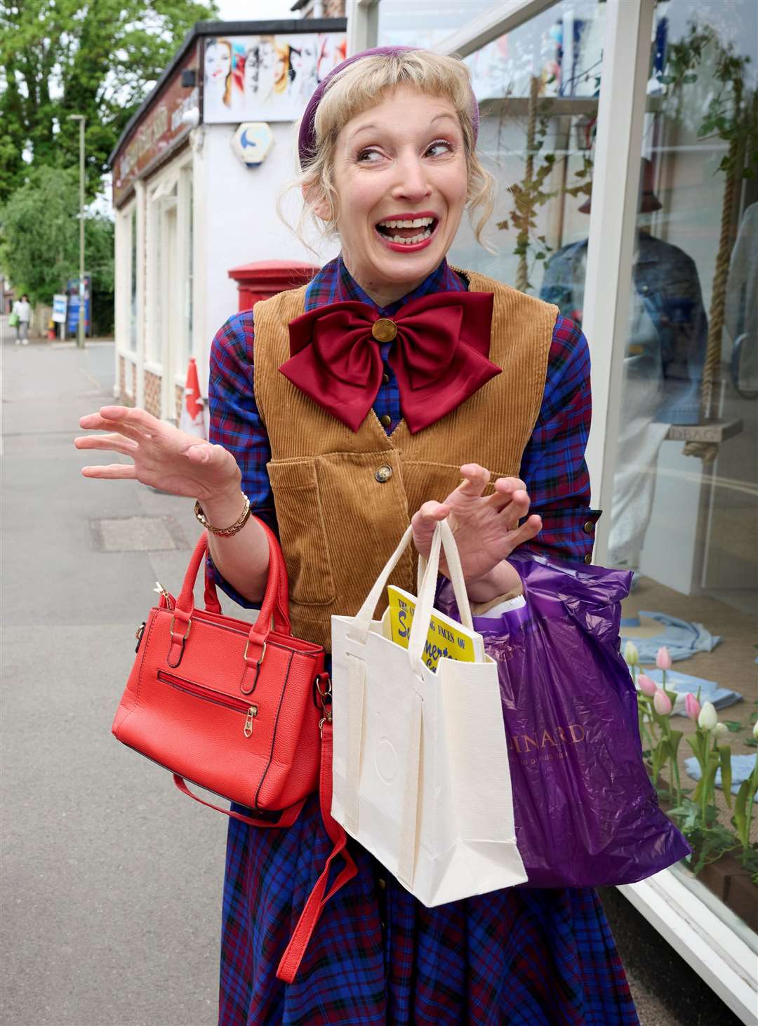 Creation Theatre SHERLOCK IN SUMMERTOWN Pic: Geraint Lewis