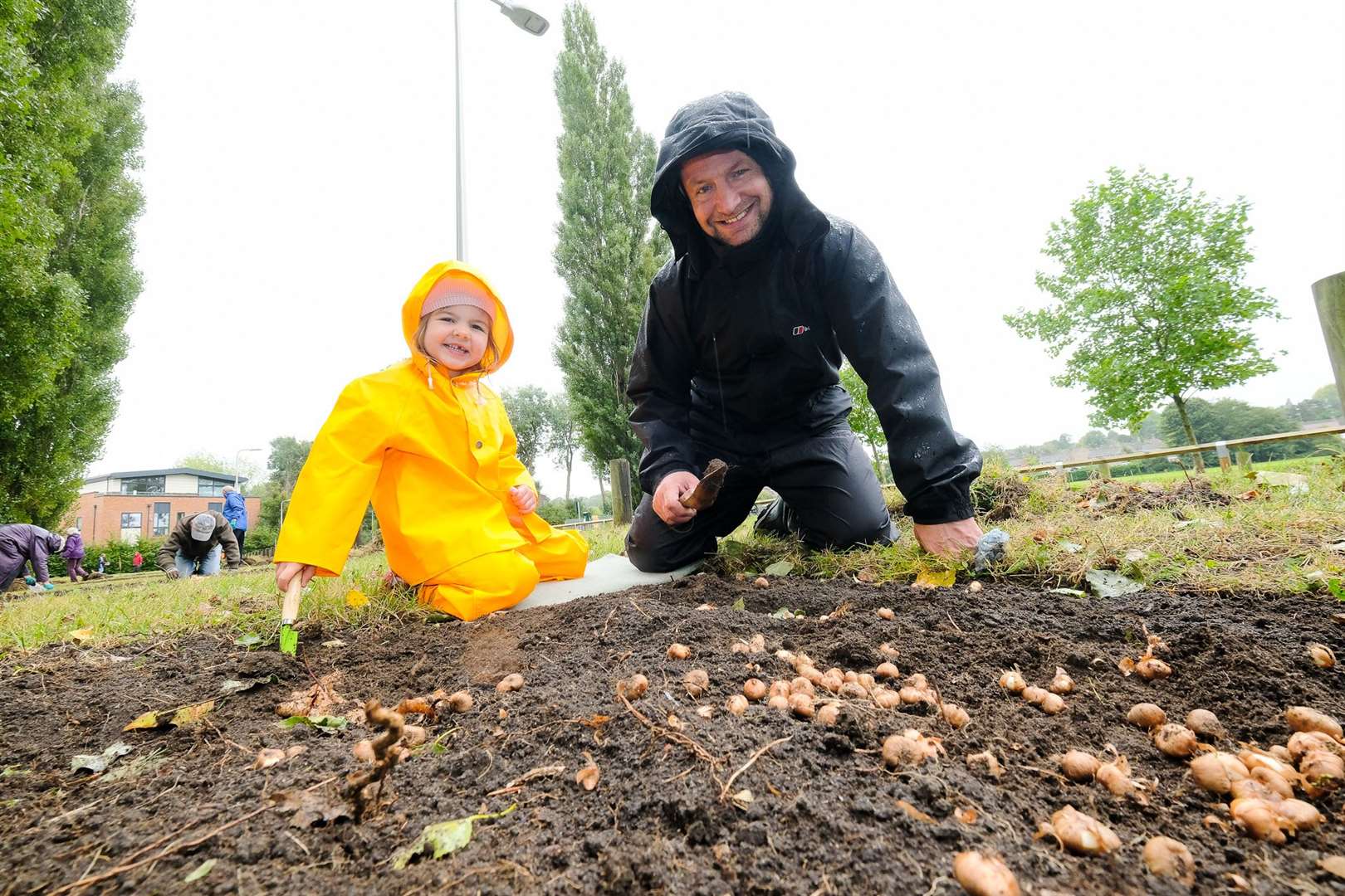 Gaz Nicholson and Oli, aged 4, helping plant bulbs on Stroud Green. Ref: 40-0821.