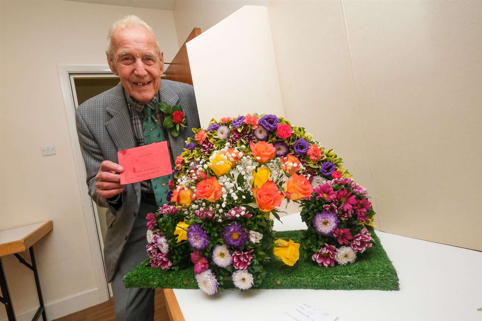 East Woodhay Flower Show - Les Barber age 94 wins 1st Prize in Over the Rainbow flower display