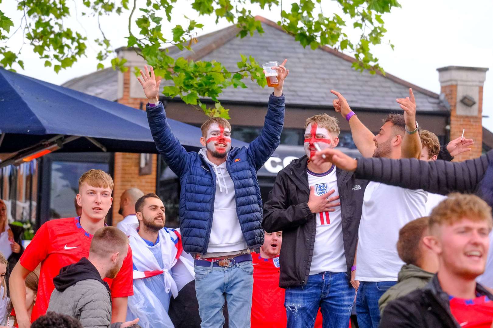 England fans watch the game at Newbury Racecourse.Ref: 28-0921.. (49112188)