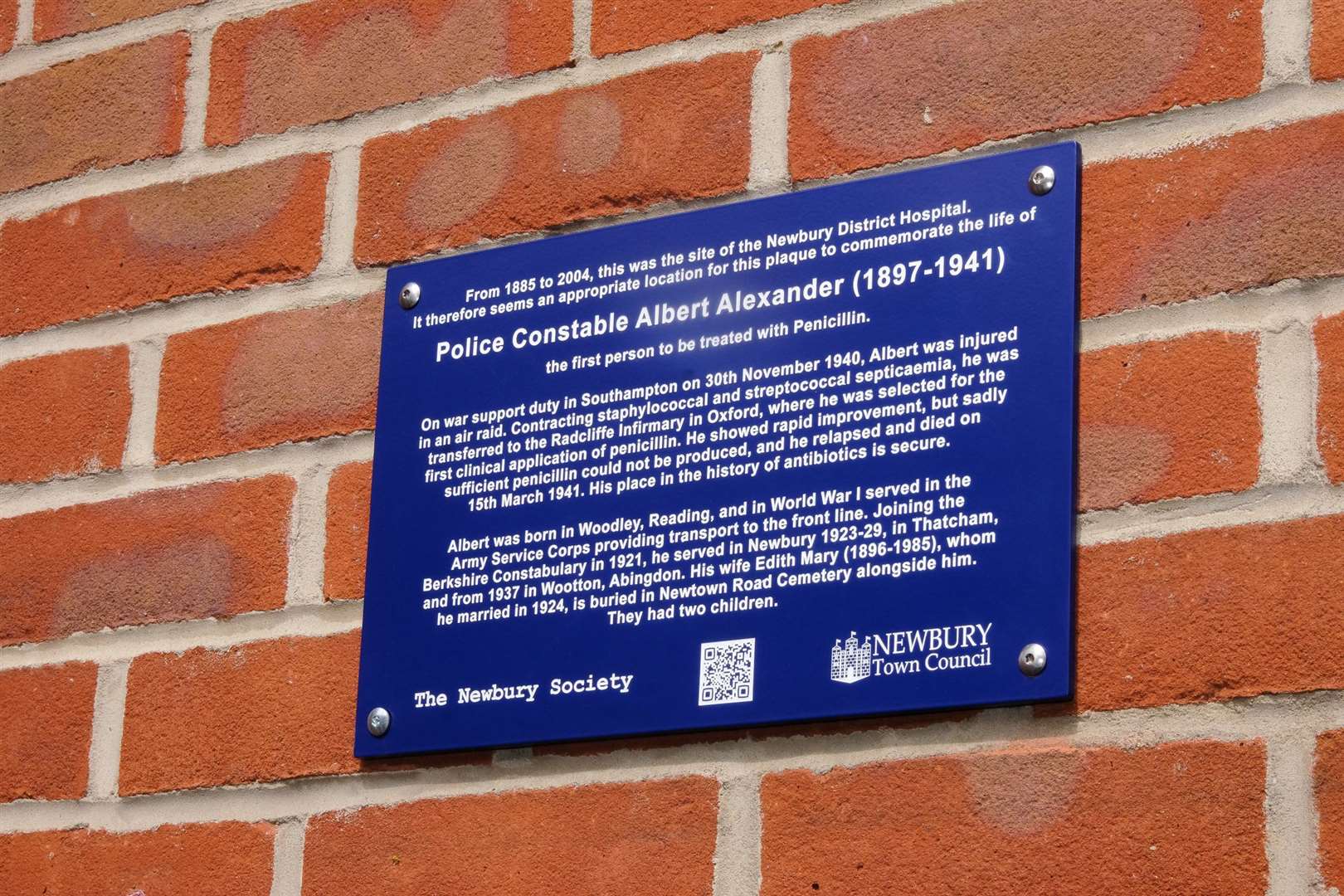 Albert Alexander blue plaque - Ref: 21-1721. Picture by Phil Cannings