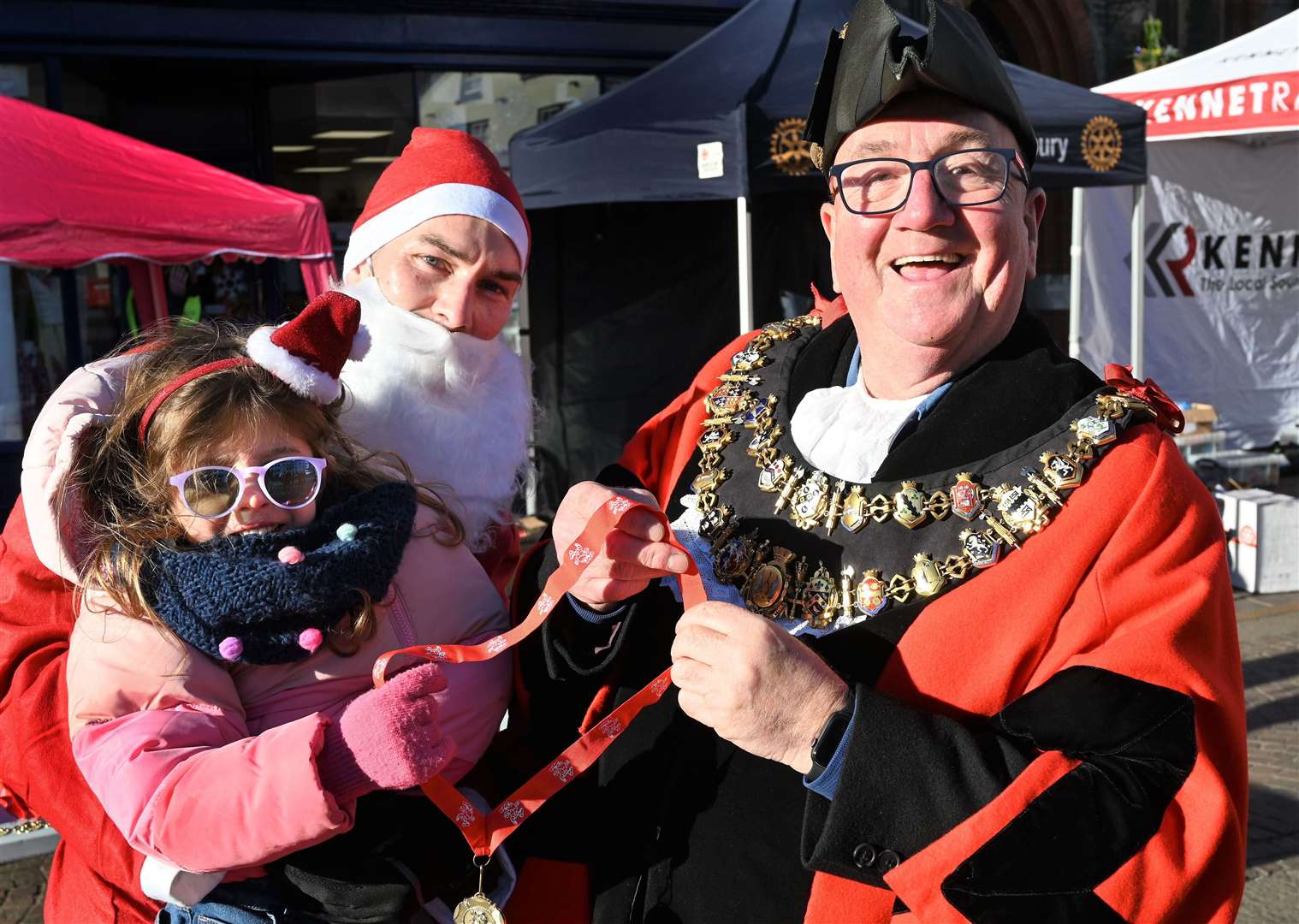Mayor with "winner" Nick Strong and his daughter Bloom (4) at Newbury Santa Run pic chris forsey 28/11/21.Ref:48-1821. (53386149)