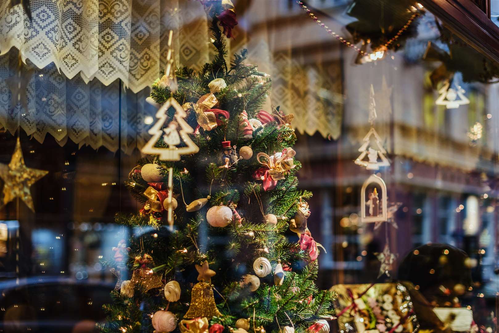 Newbury Weekly News and Thatcham Town Council are back with the best dressed window competition. (53475879)