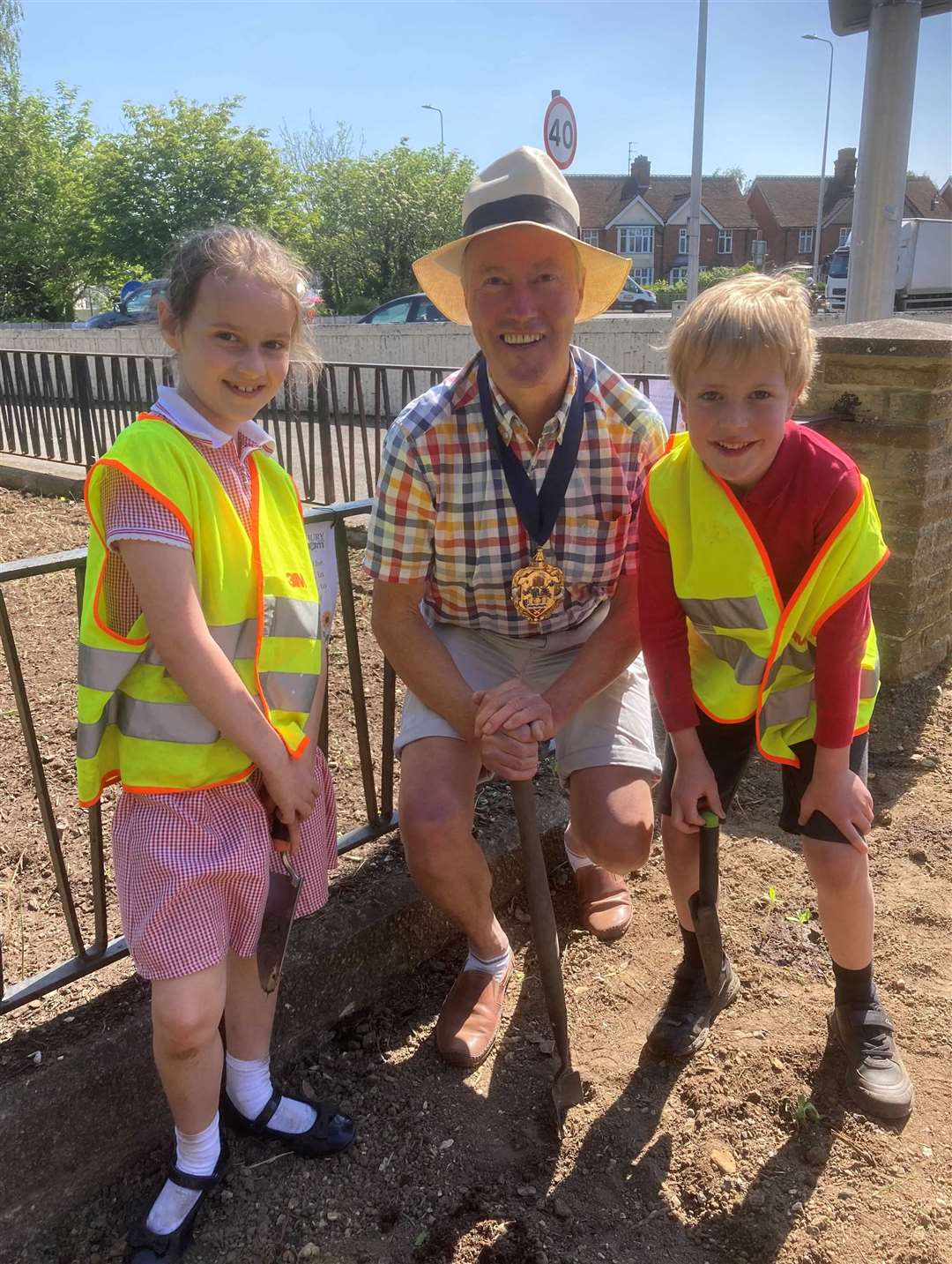 Mayor of Newbury Nigel Foot with two pupils from Falkland Primary School
