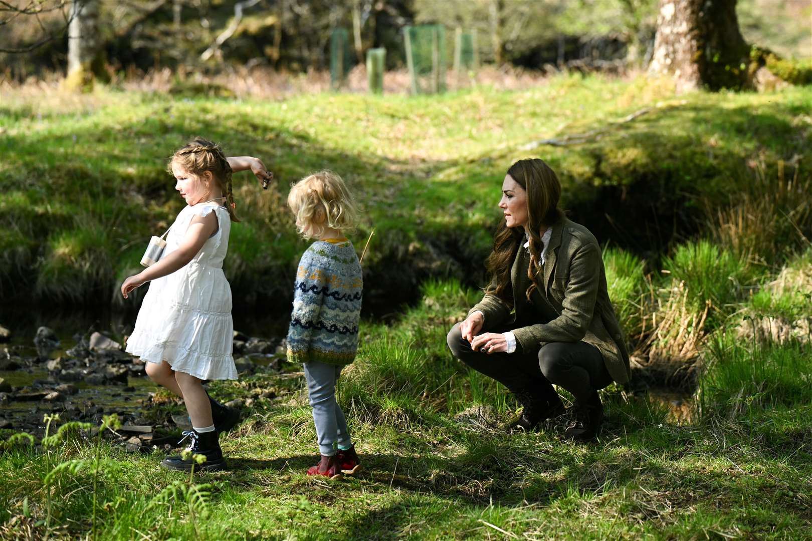 Kate joined young children throwing sticks into the water (Oli Scarff/PA)