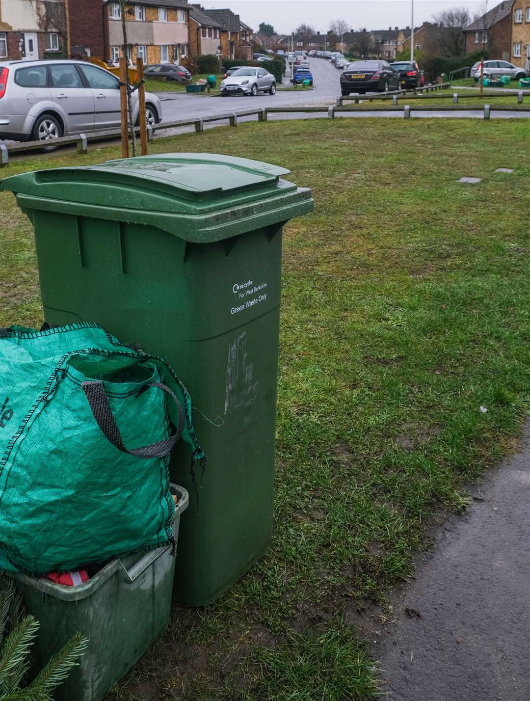 Garden and food waste collections in West Berkshire are being suspended for two weeks. (49389936)