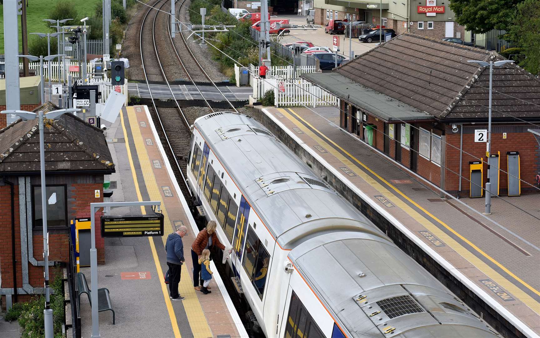 Thatcham Station will be closed 24 hours a day from November 11 to 16. Please check before you travel