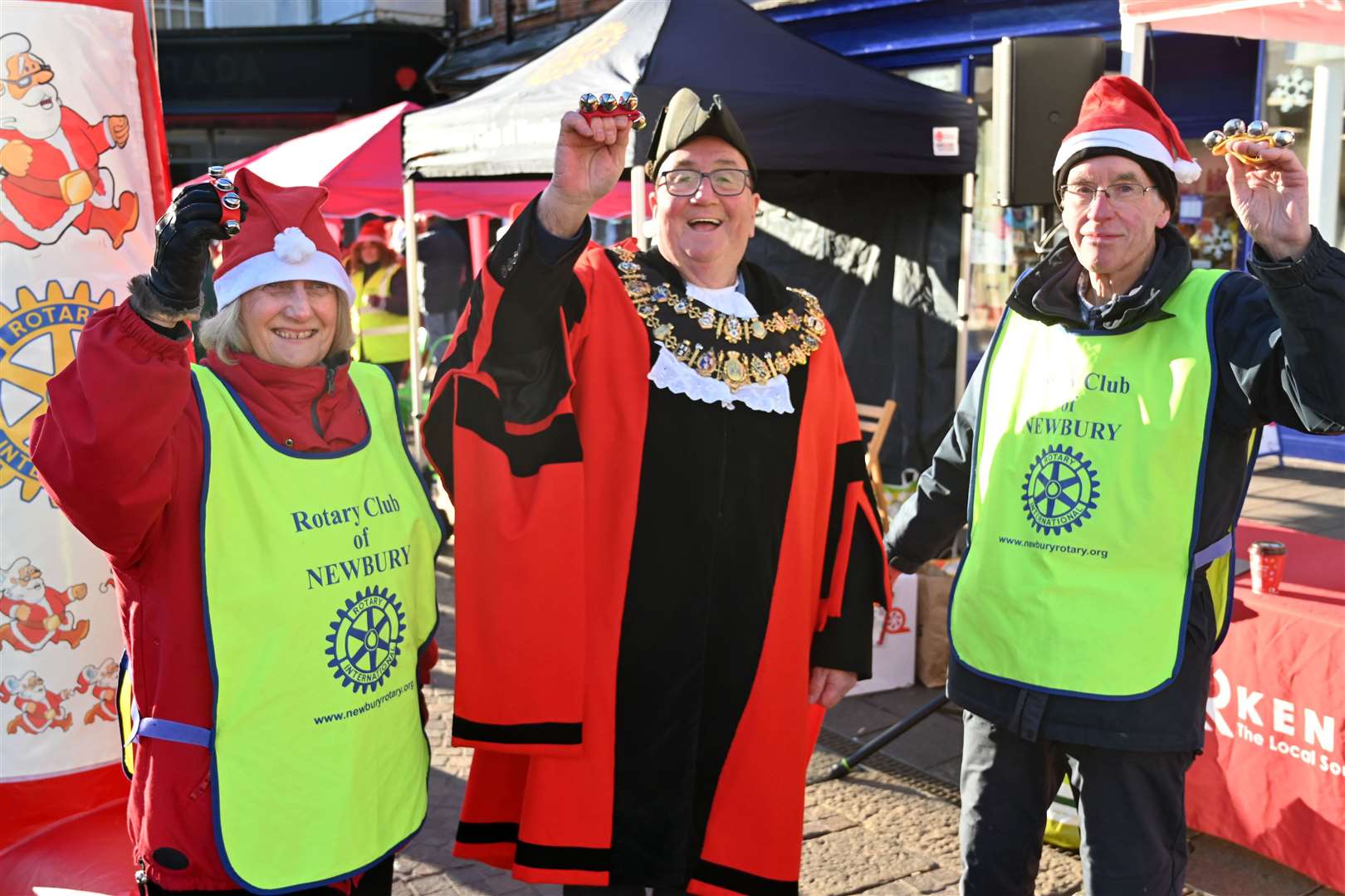 Mayor with Rotary Club members Christine Philip and Eddie Webb at Newbury Santa Run pic chris forsey 28/11/21.Ref:48-1821. (53386177)