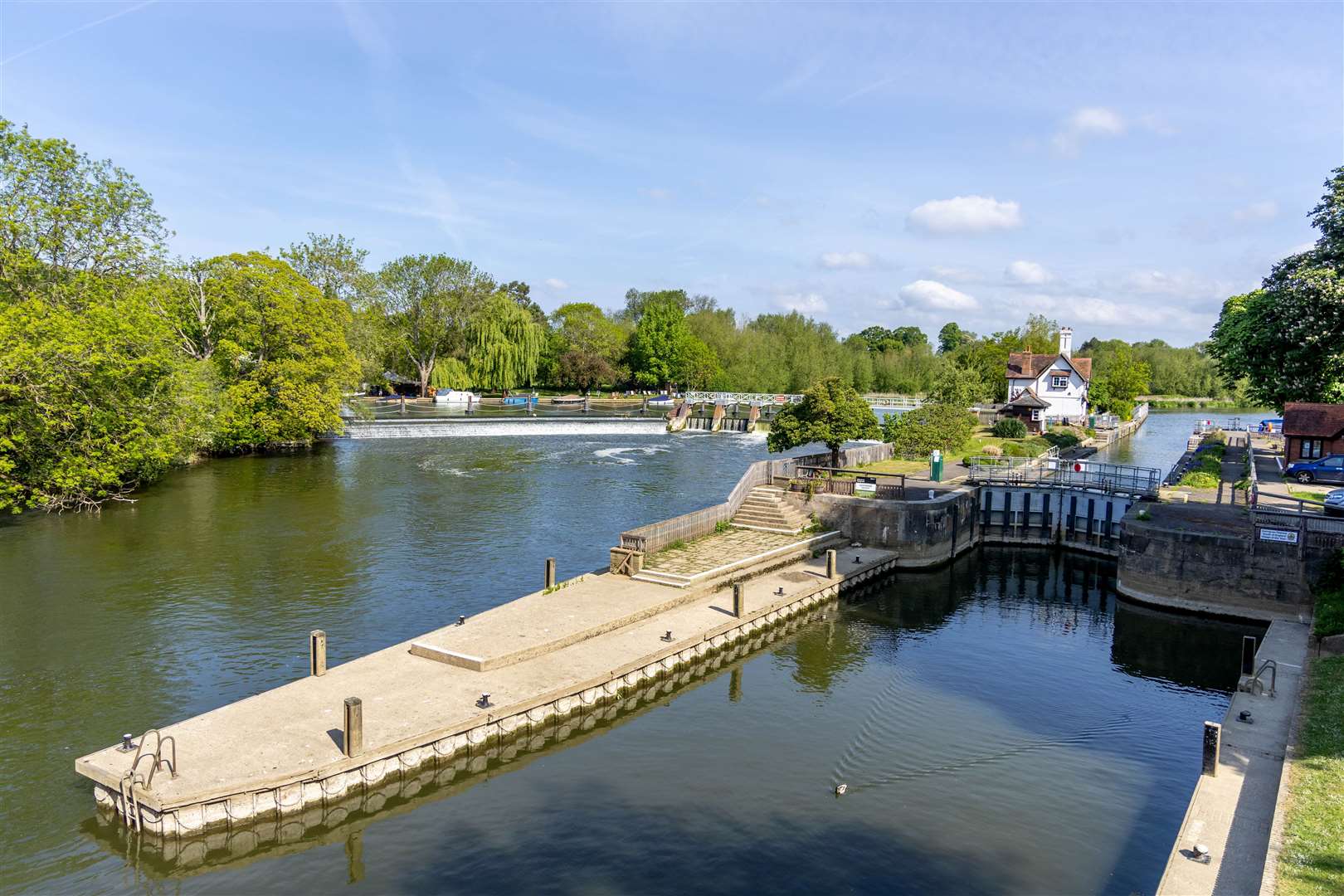 Weir and lock keepers along the River Thames have begun voting on strike action over safety concerns