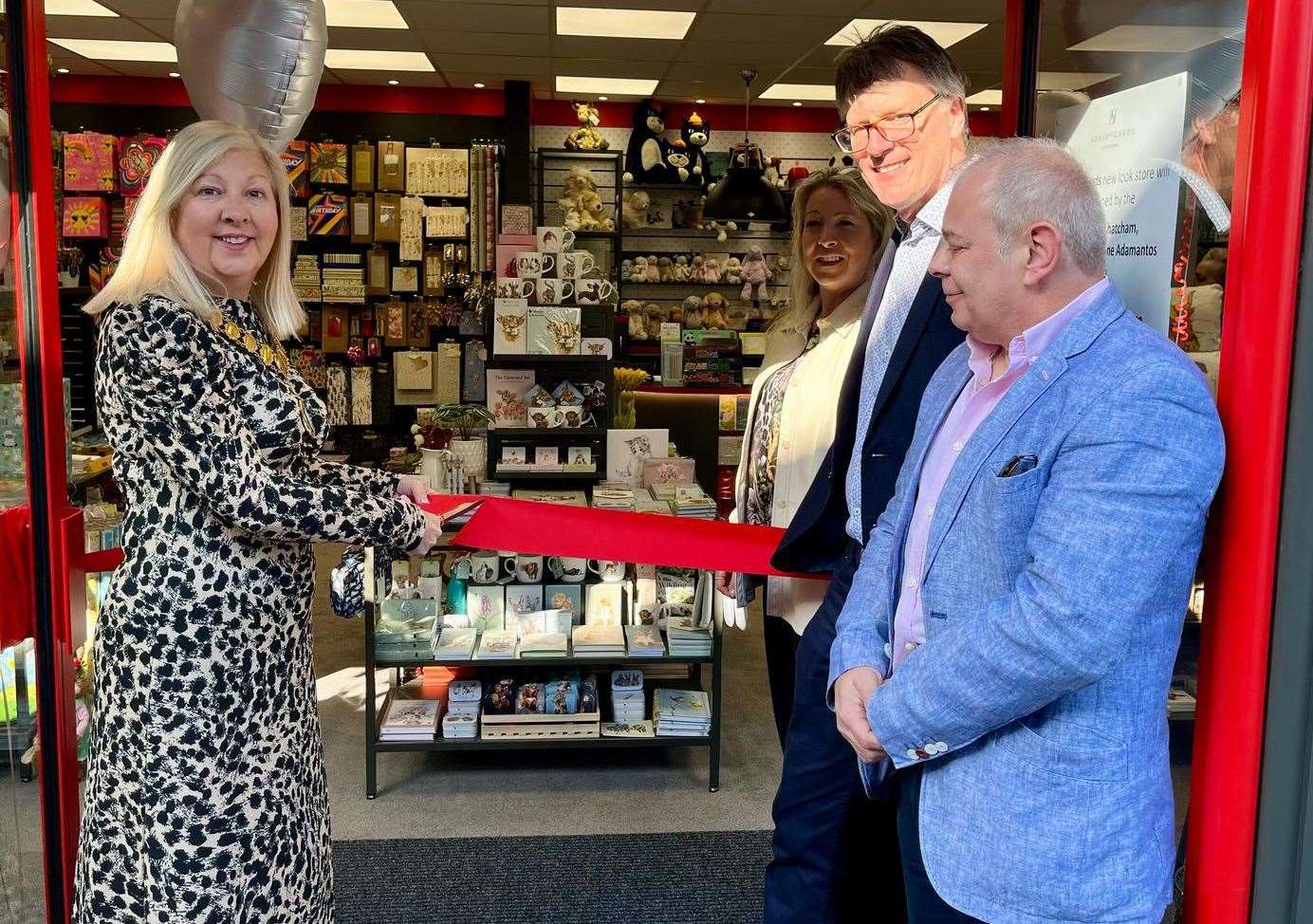 Mayor of Thatcham Suzanne Adamantos, Manager Mandy Barker and Founders Miles Robinson and Nigel Williamson open the new store
