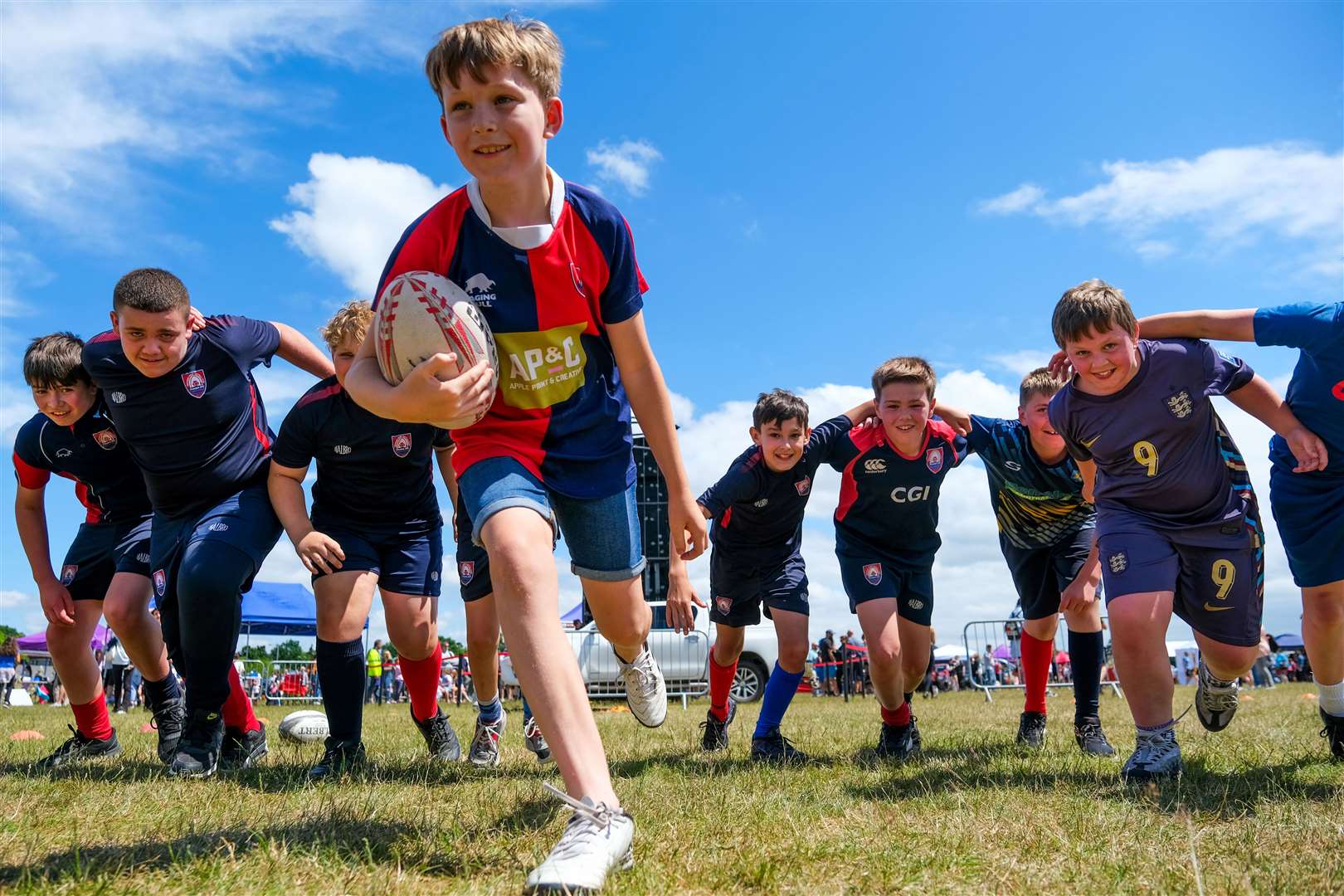 Thatcham Rugby Club under 11/12s doing a tag rugby demo