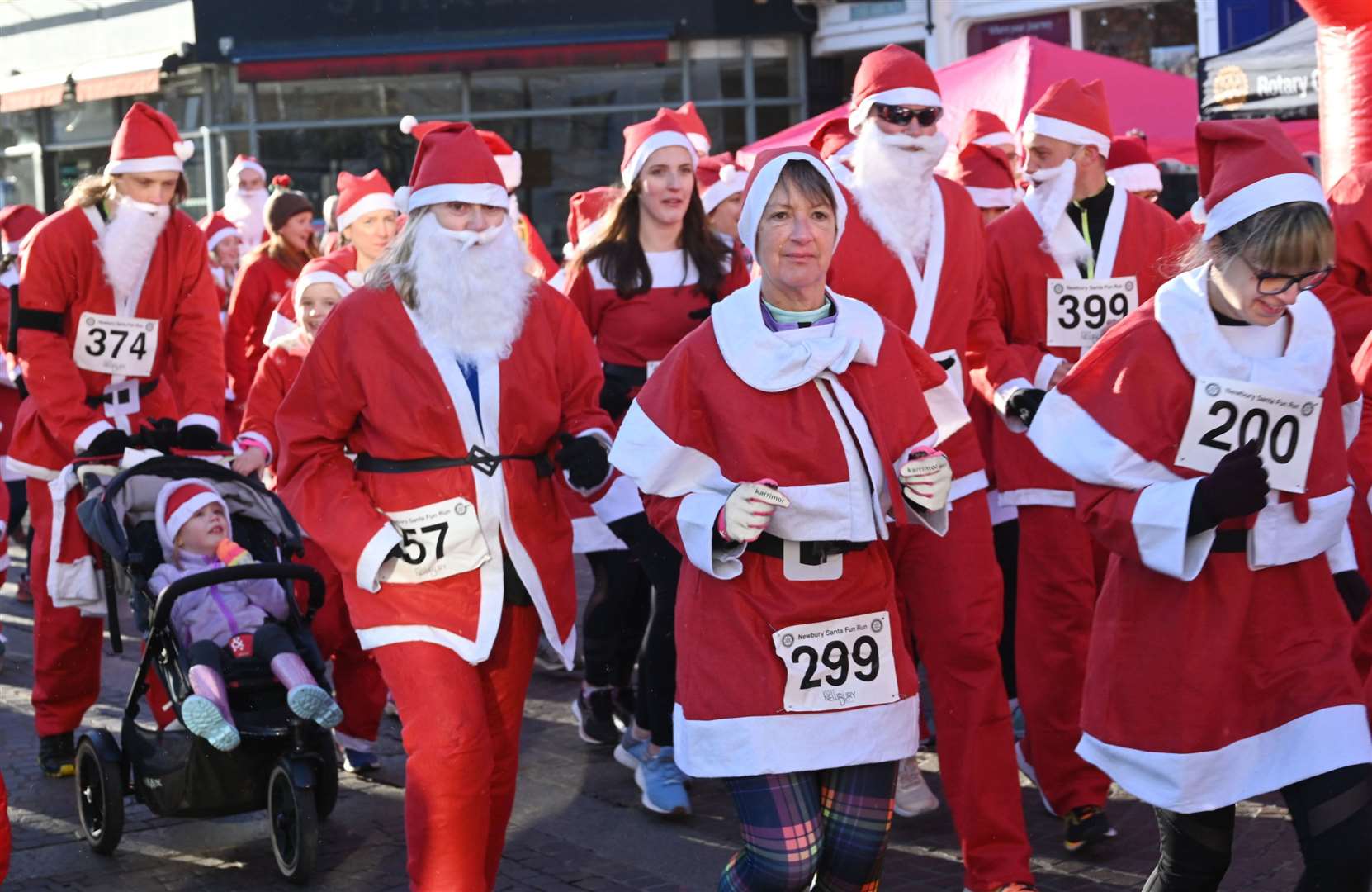 Newbury Santa Run pic chris forsey 28/11/21.Ref:48-1821. (53386145)