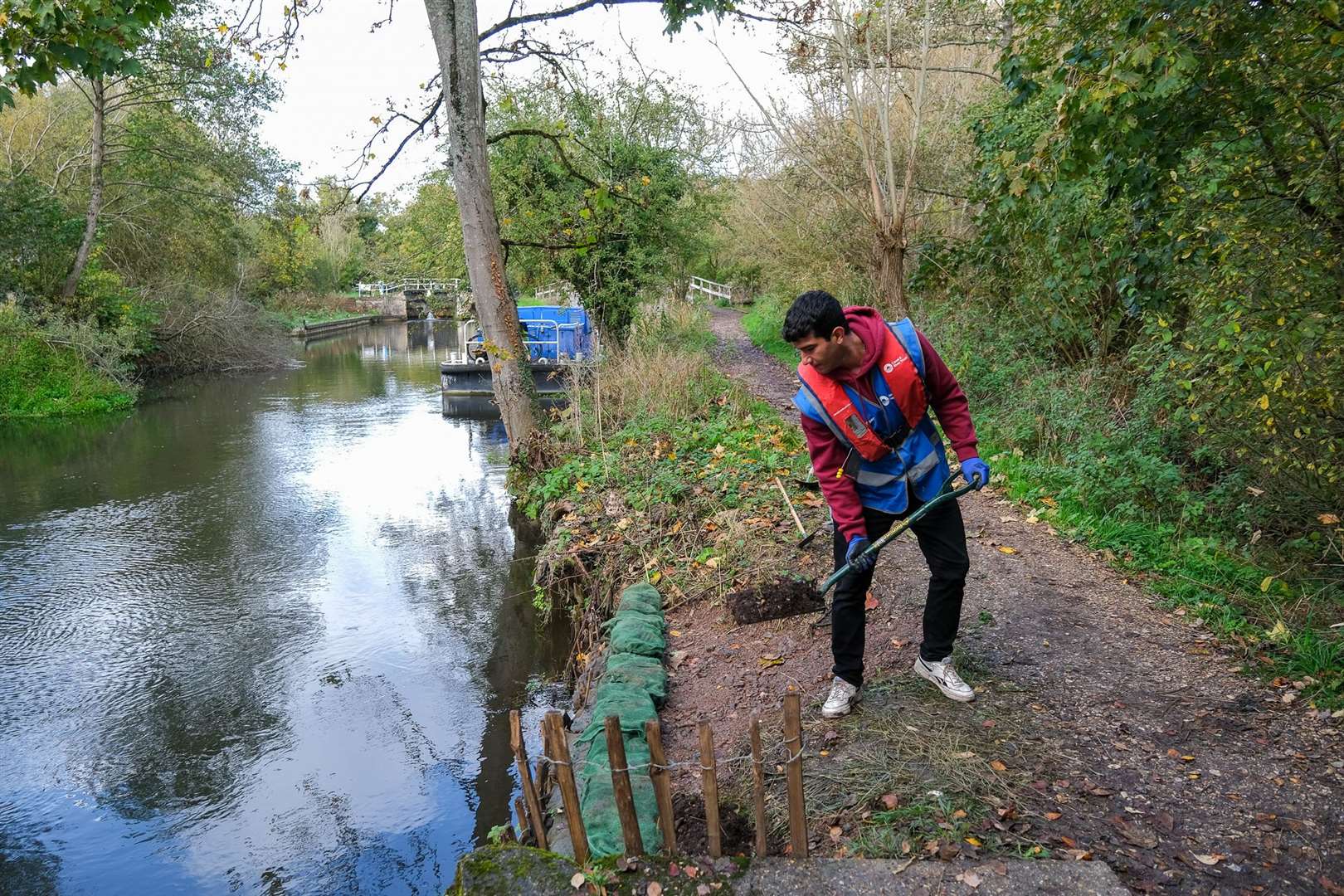 Asylum seekers, staying in West Berkshire, volunteering with the Canal and River Trust