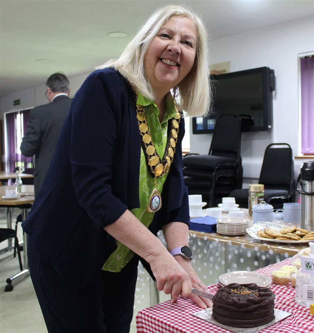 Mayor of Thatcham, Suzanne Adamantos, cutting the cake