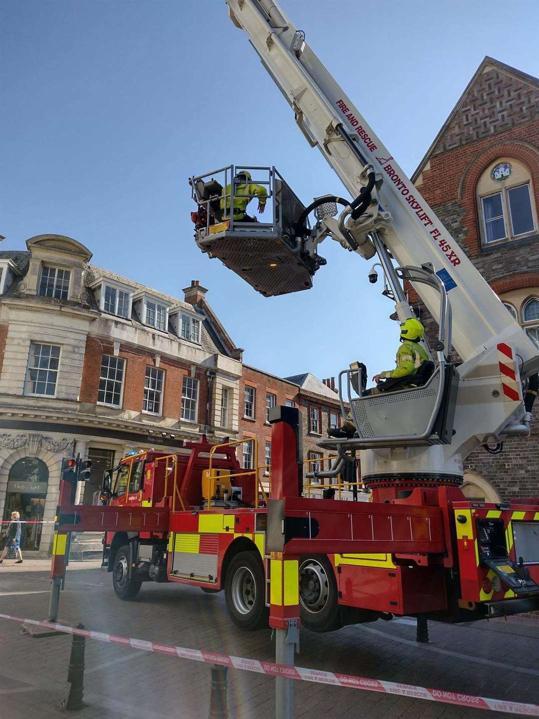 Crews responded to remove the lead (Credit: Royal Berkshire Fire and Rescue Service) (56327861)