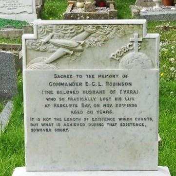 Commander Robinson gravestone