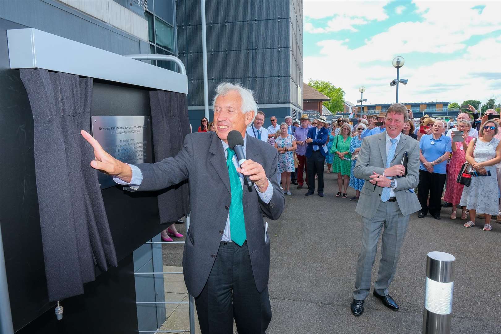 James Puxley, Lord Lieutenant of Berkshire, unveiled a plaque at Newbury Racecourse to honour the volunteers and NHS workers who helped in the vaccination centre