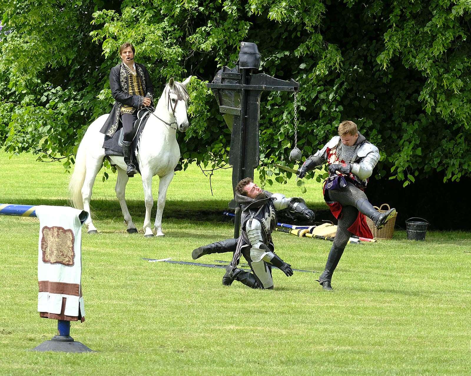 The Earl of Warwick finishes off his rival