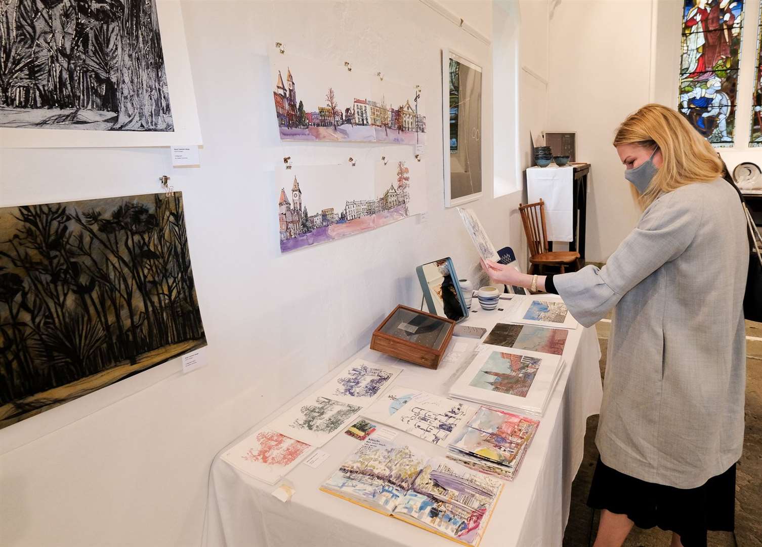 MP Laura Farris visits Open Studios at the Chapel Newtown Road, picture by Phil Cannings Ref: 21-1021C
