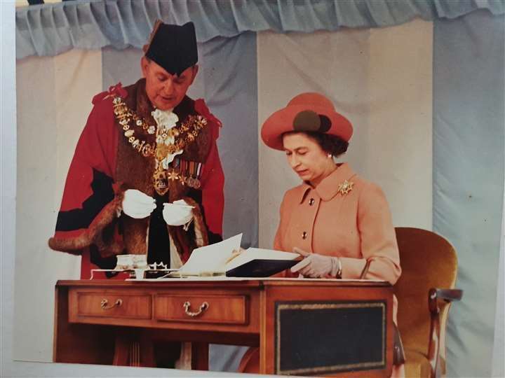 The Queen signs the visitors book, with Mayor of Newbury Wilfred Cannings in 1972