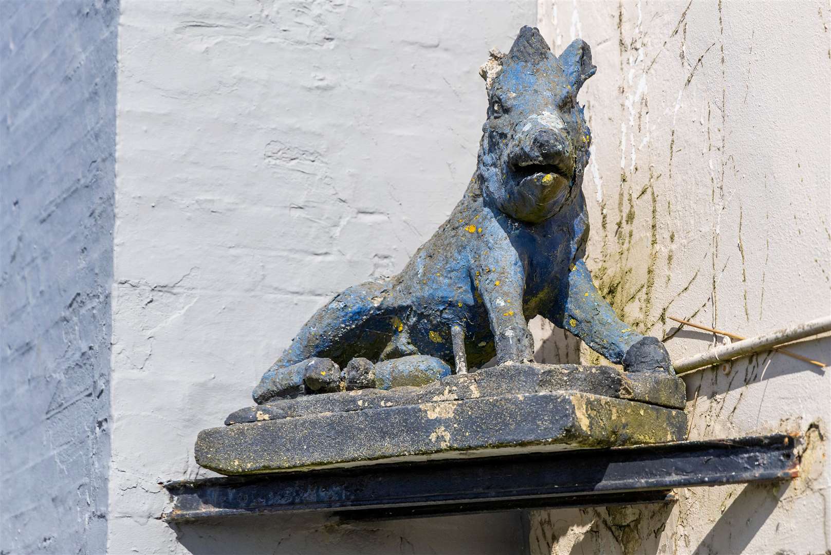 The blue boar statue in Chieveley