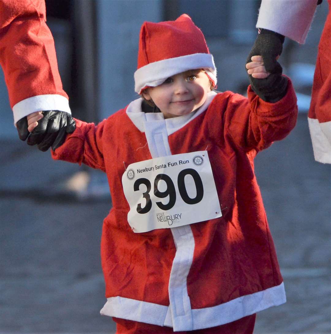 Newbury Santa Run pic chris forsey 28/11/21.Ref:48-1821. (53386159)