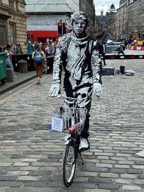 NYT Edinburgh street performer